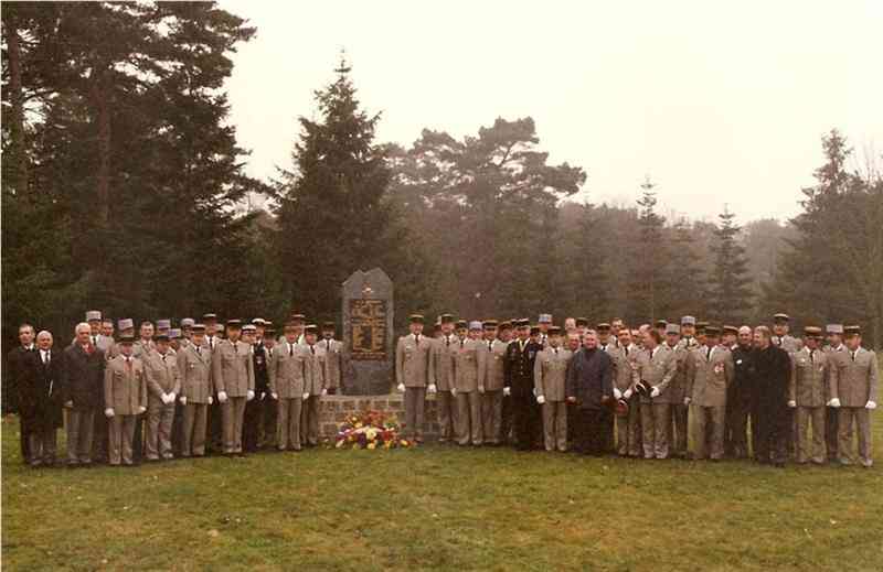 01_Num0001 (Sommier).jpg - Autour de la stèle,...les GK 's men ...